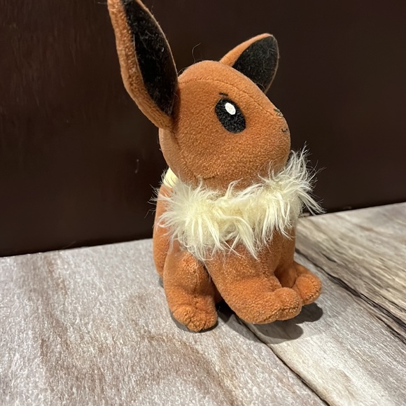 Eeveee Pokémon plush - Picture 4 of 5